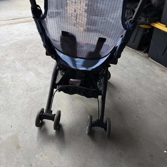 Foldable Black and Blue Stroller - Picture 5 of 6